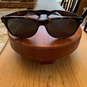 Ray-Ban Tortoiseshell Wayfarer Sunglasses – Classic Style